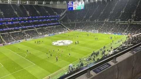 “曼联掀起新一轮裁员风波：30年功勋员工遭辞退，泰晤士报曝光”